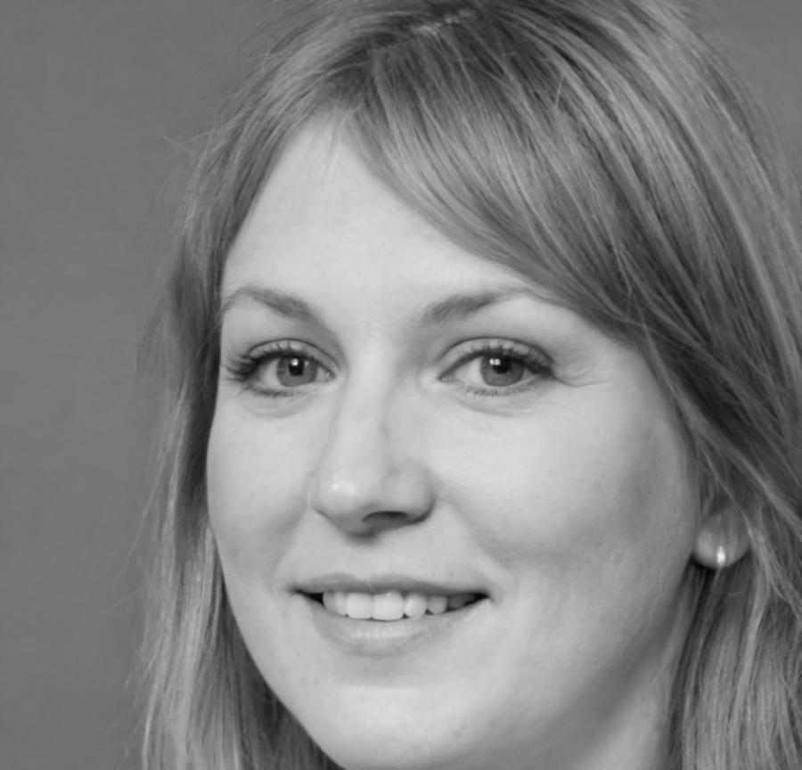 Lead budget coach explaining expense tracking methods