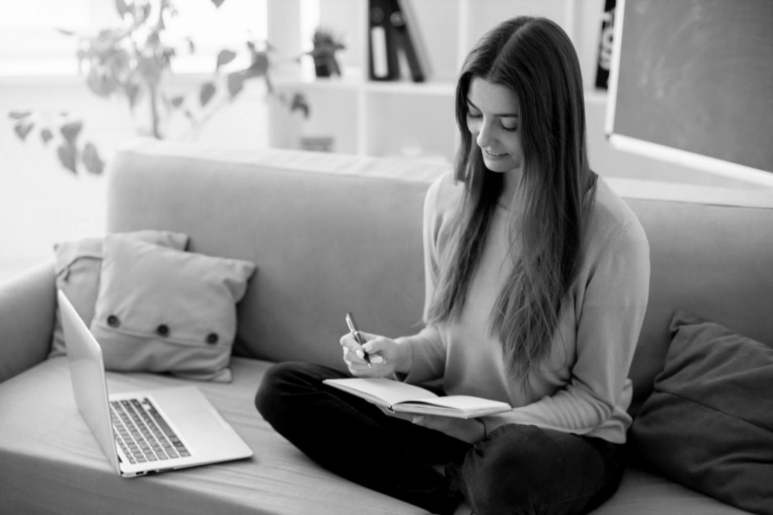 Weekly budget planning materials and tools used in the course methodology